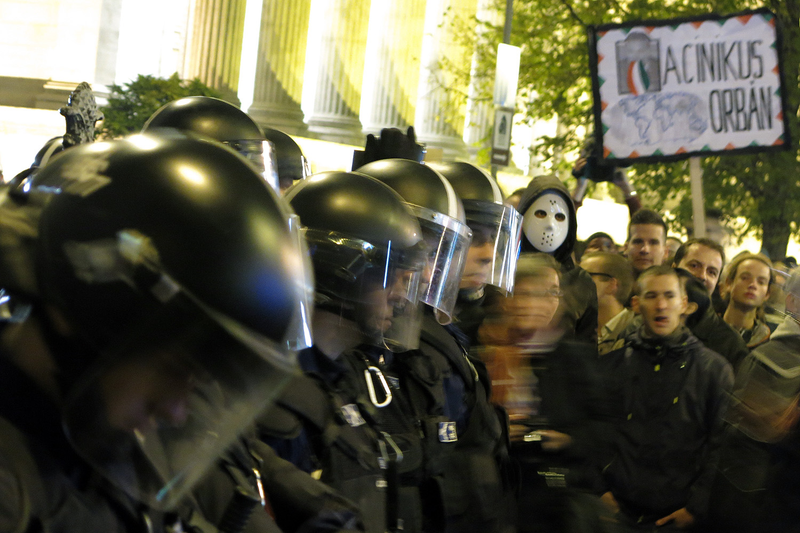 Illustration for article titled Miles de personas protestan en Budapest contra el impuesto de Internet